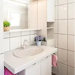 Yvonne L' Escala